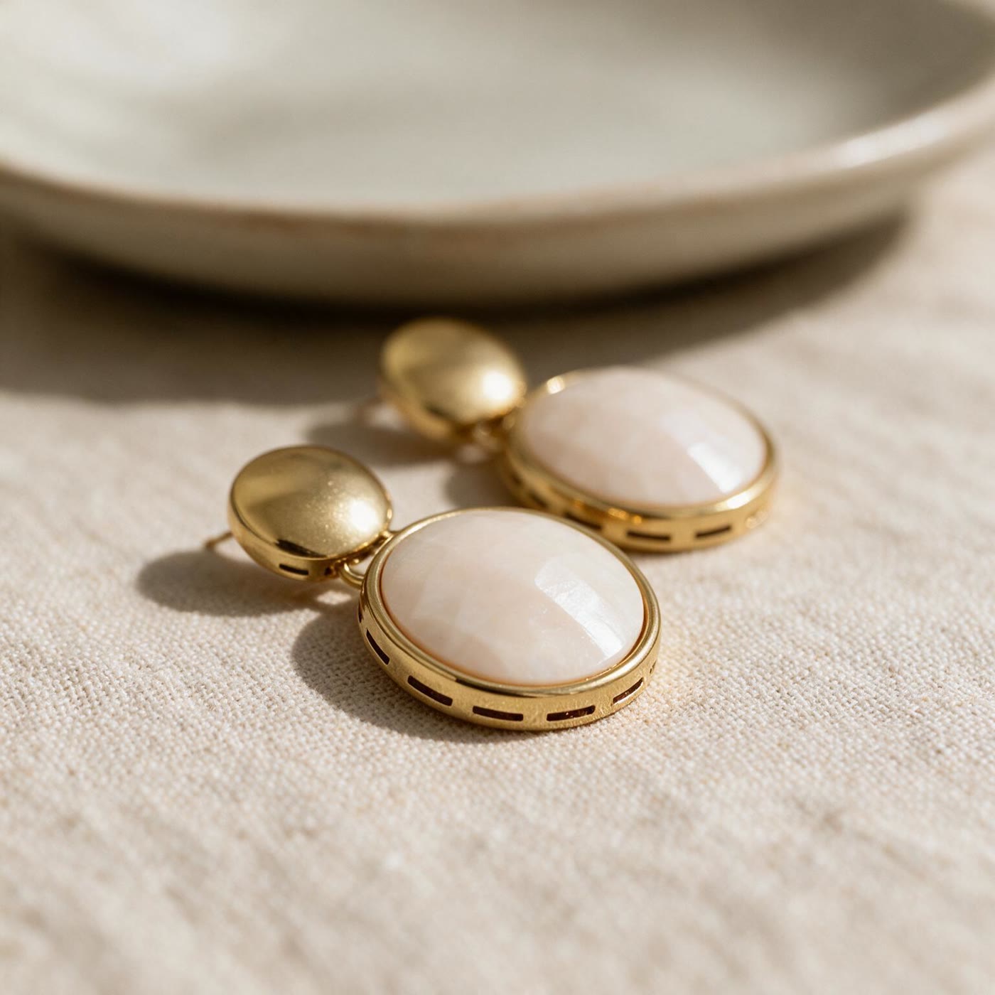 BRINCO PEDRA NATURAL COR "NUDE" BANHADO A OURO - Imagem 3