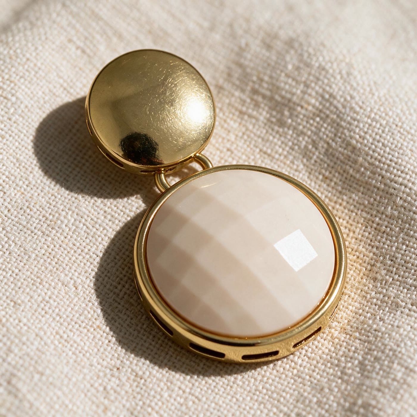 BRINCO PEDRA NATURAL COR "NUDE" BANHADO A OURO - Imagem 4