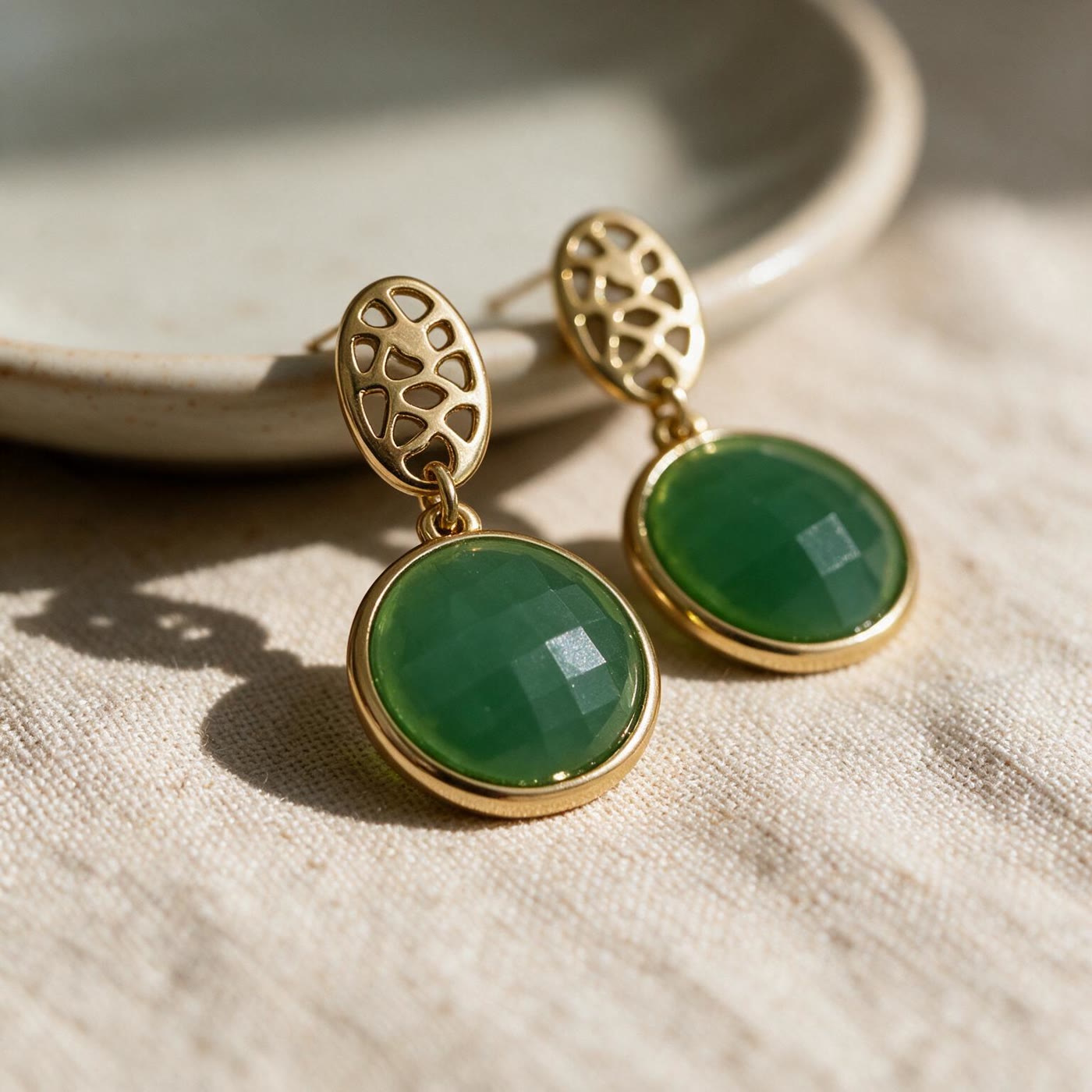 BRINCO PEDRA NATURAL COR "VERDE" BANHADO A OURO - Imagem 3