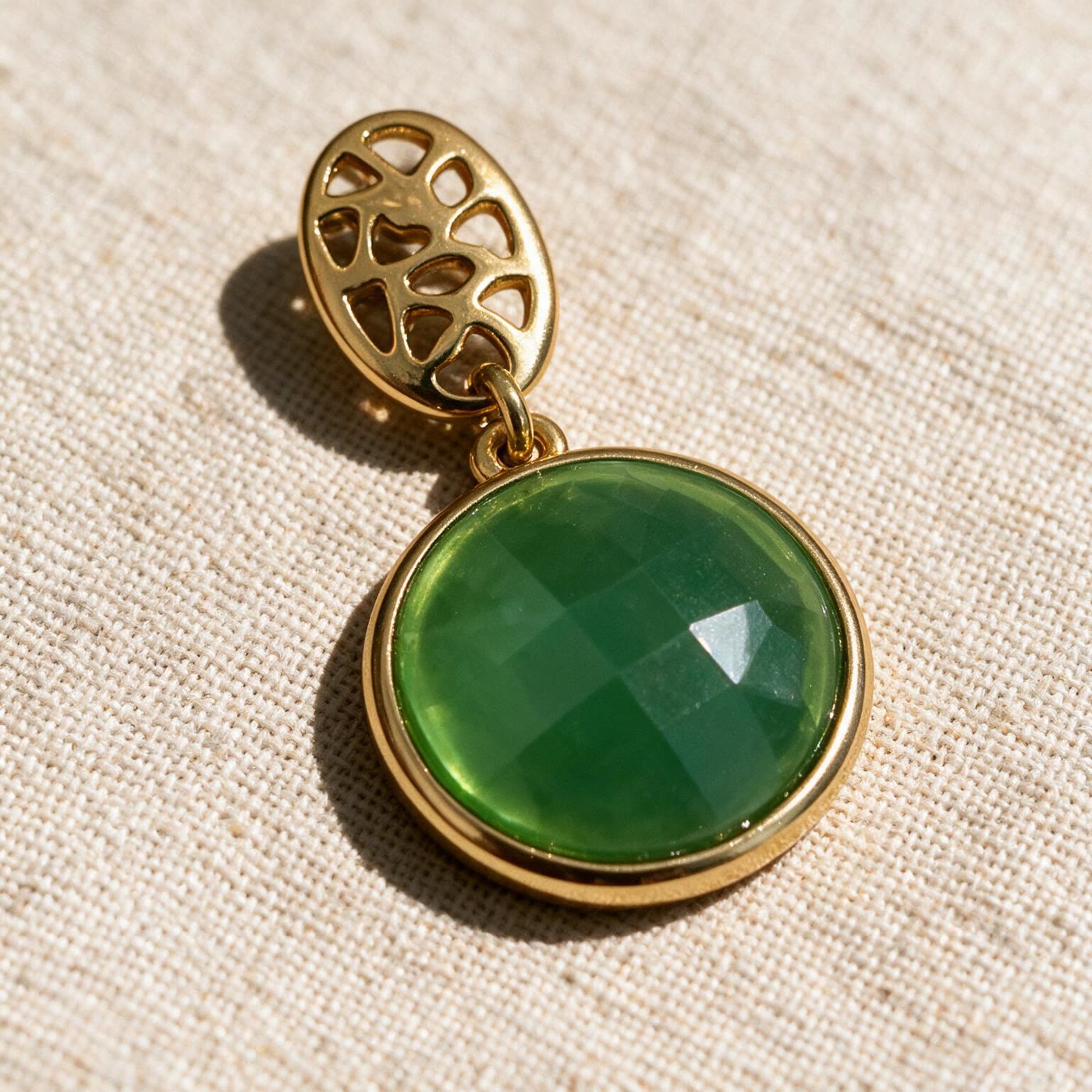 BRINCO PEDRA NATURAL COR "VERDE" BANHADO A OURO - Imagem 4