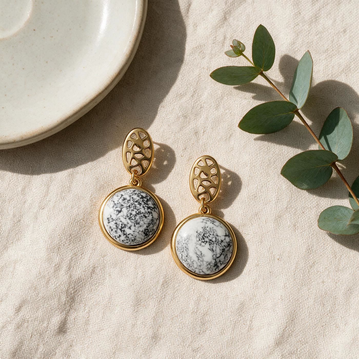 BRINCO PEDRA NATURAL COR "CINZA COM BRANCO" BANHADO A OURO - Imagem 2