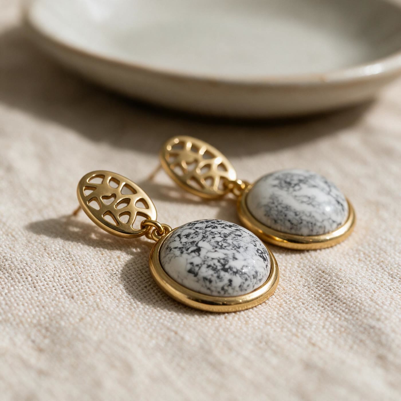 BRINCO PEDRA NATURAL COR "CINZA COM BRANCO" BANHADO A OURO - Imagem 3