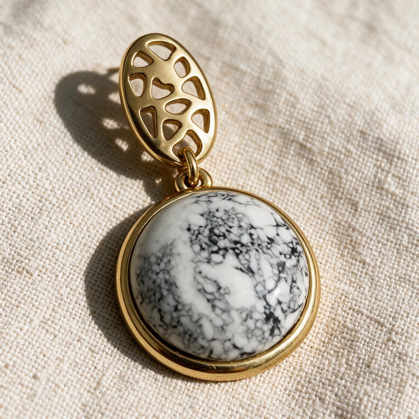 BRINCO PEDRA NATURAL COR "CINZA COM BRANCO" BANHADO A OURO - Imagem 4