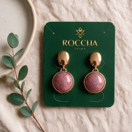 BRINCO PEDRA NATURAL COR "ROSA QUEIMADO LISO"  BANHADO A OURO