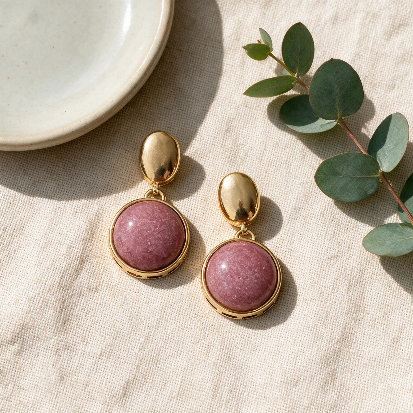 BRINCO PEDRA NATURAL COR "ROSA QUEIMADO LISO" BANHADO A OURO - Imagem 2