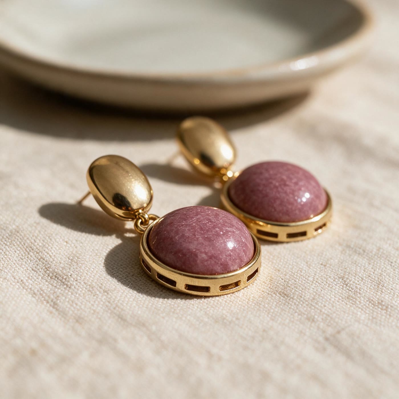 BRINCO PEDRA NATURAL COR "ROSA QUEIMADO LISO" BANHADO A OURO - Imagem 3