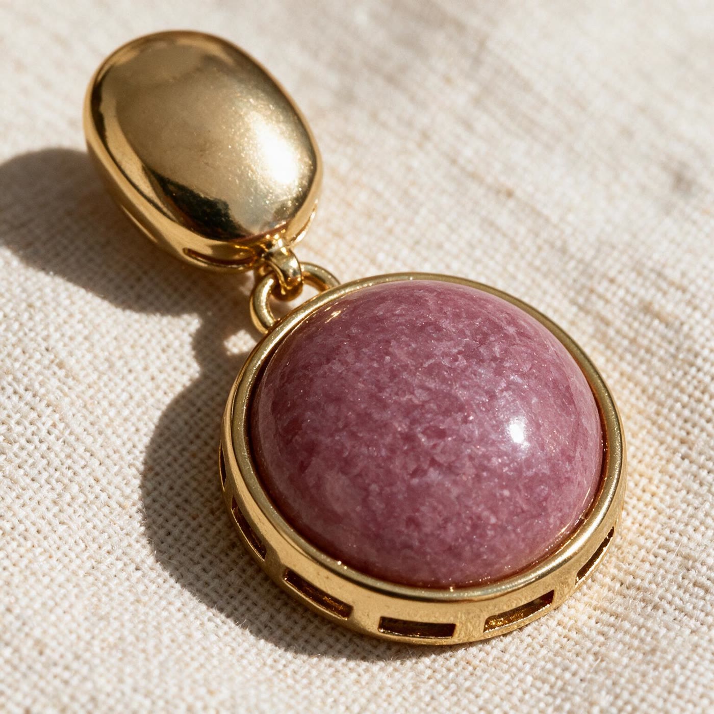 BRINCO PEDRA NATURAL COR "ROSA QUEIMADO LISO" BANHADO A OURO - Imagem 4