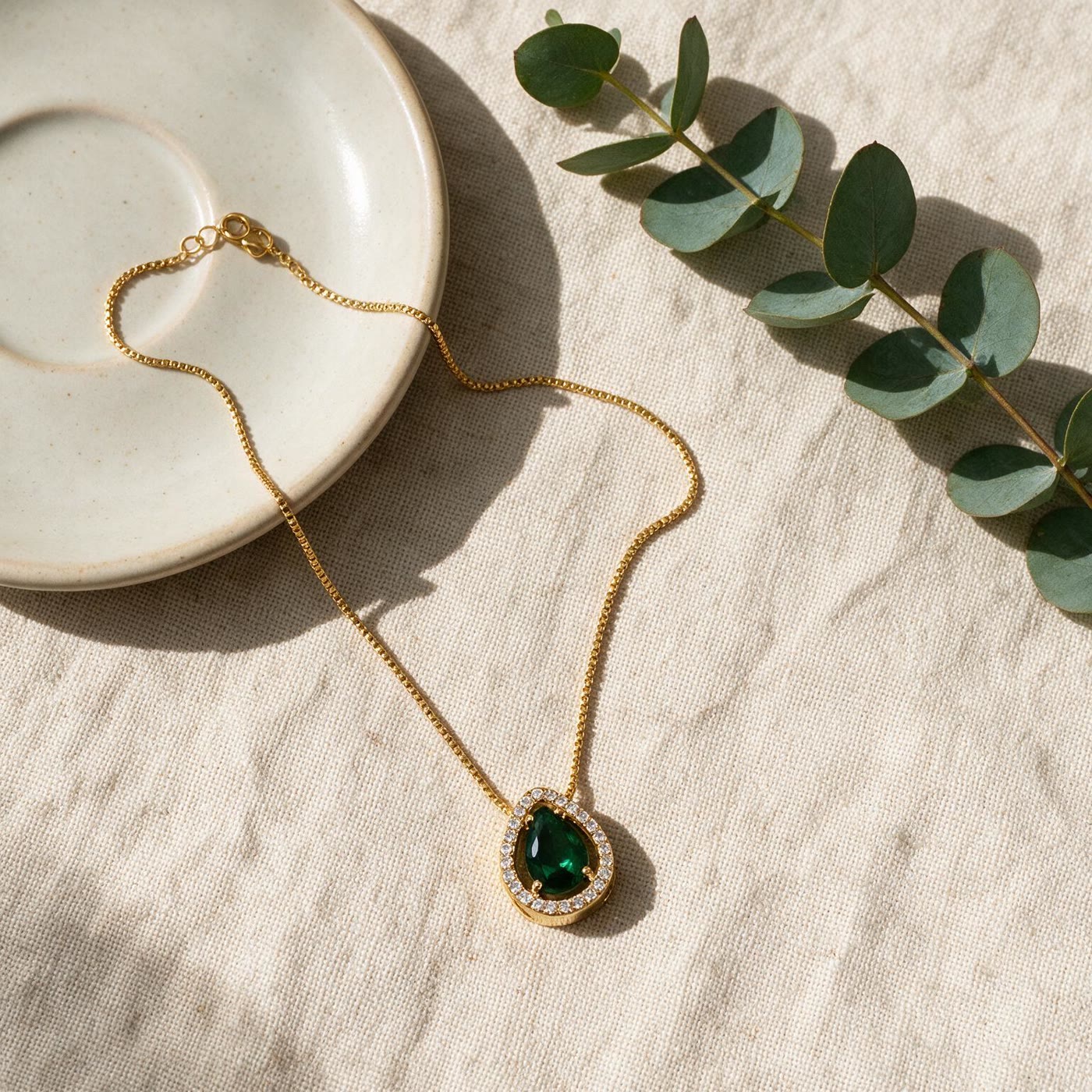 COLAR CORRENTE VENEZIANA COM PINGENTE GOTA COM ZIRCÔNIA VERDE E MICROZIRCONIAS BRANCAS BANHADO A OURO - Imagem 2