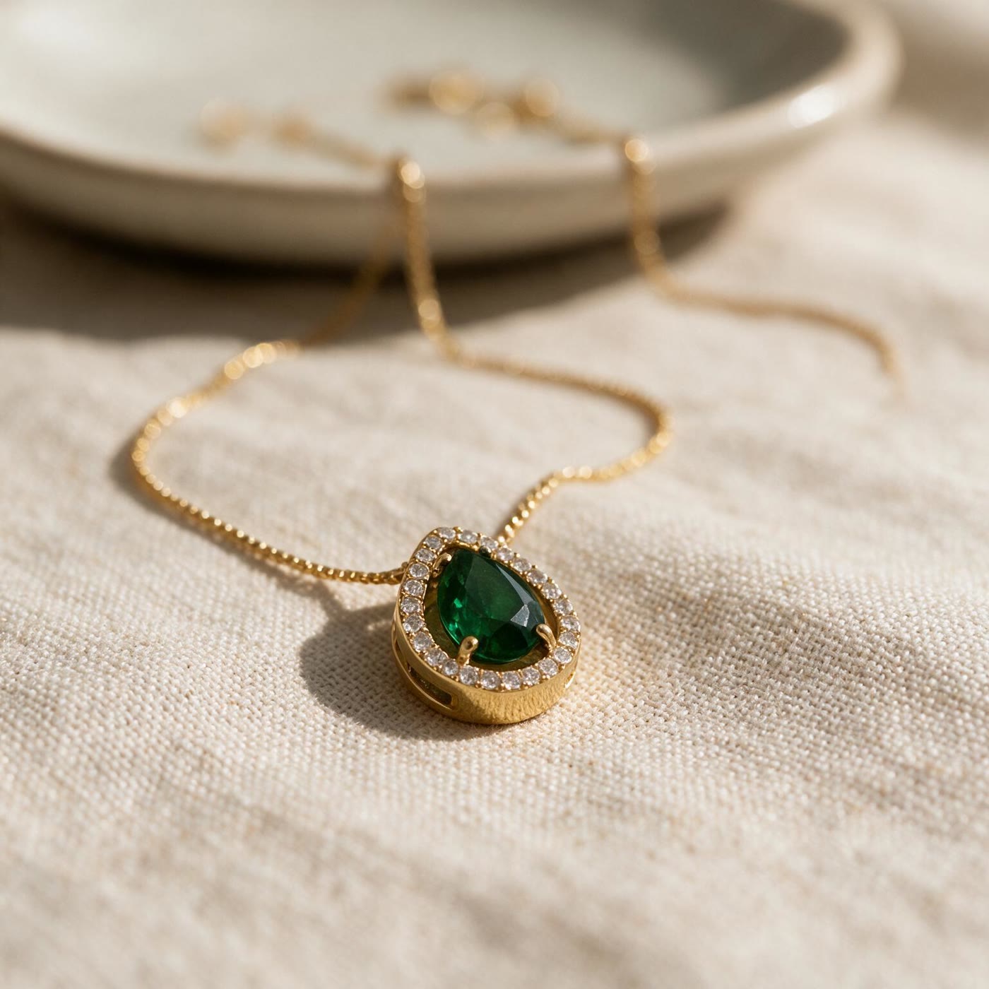 COLAR CORRENTE VENEZIANA COM PINGENTE GOTA COM ZIRCÔNIA VERDE E MICROZIRCONIAS BRANCAS BANHADO A OURO - Imagem 3