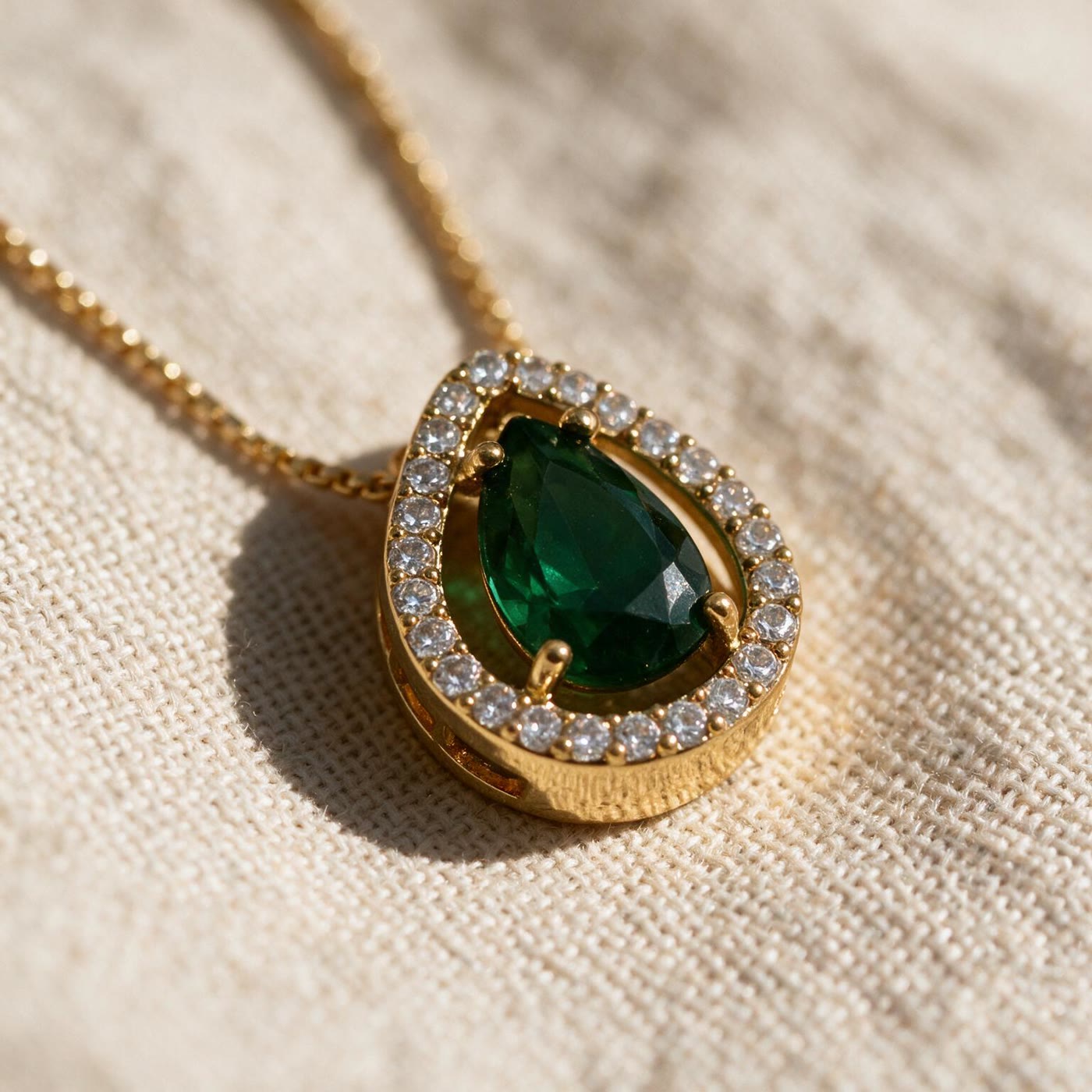 COLAR CORRENTE VENEZIANA COM PINGENTE GOTA COM ZIRCÔNIA VERDE E MICROZIRCONIAS BRANCAS BANHADO A OURO - Imagem 4