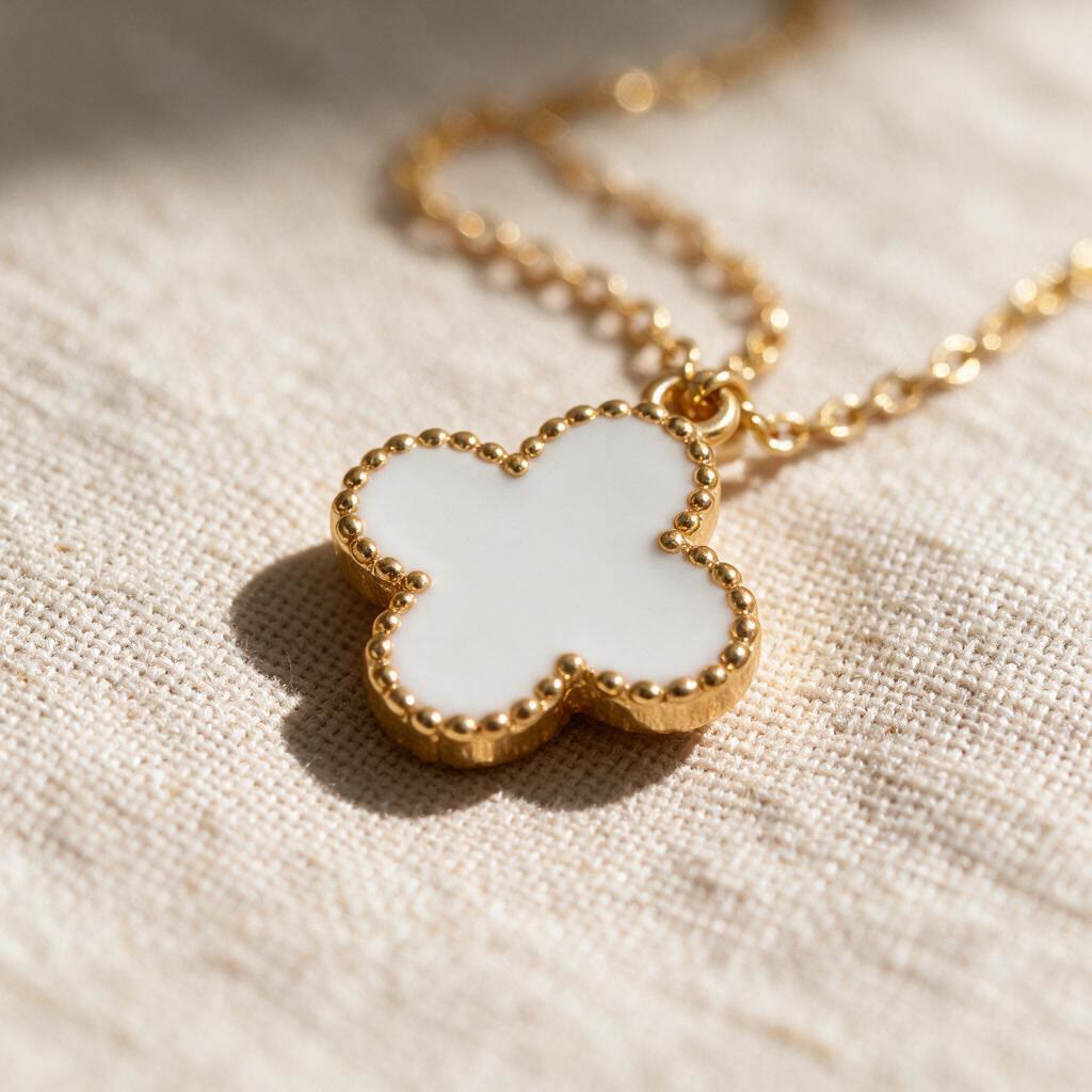 CONJUNTO COLAR E BRINCOS DE TREVO BRANCO BANHADO A OURO - Imagem 4
