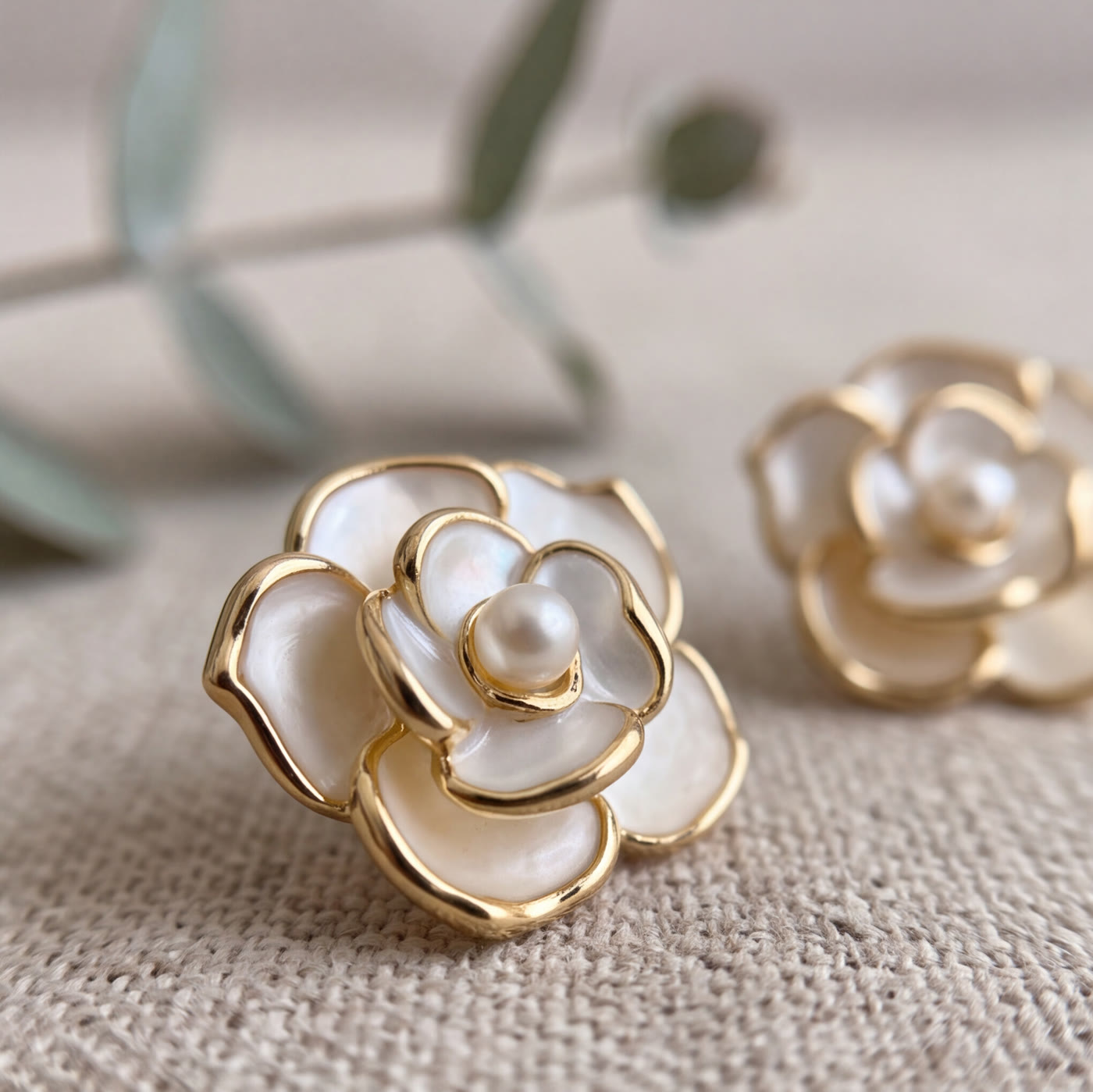 BRINCO FORMATO FLOR EM MADRE PÉROLA BANHADO A OURO - Imagem 3