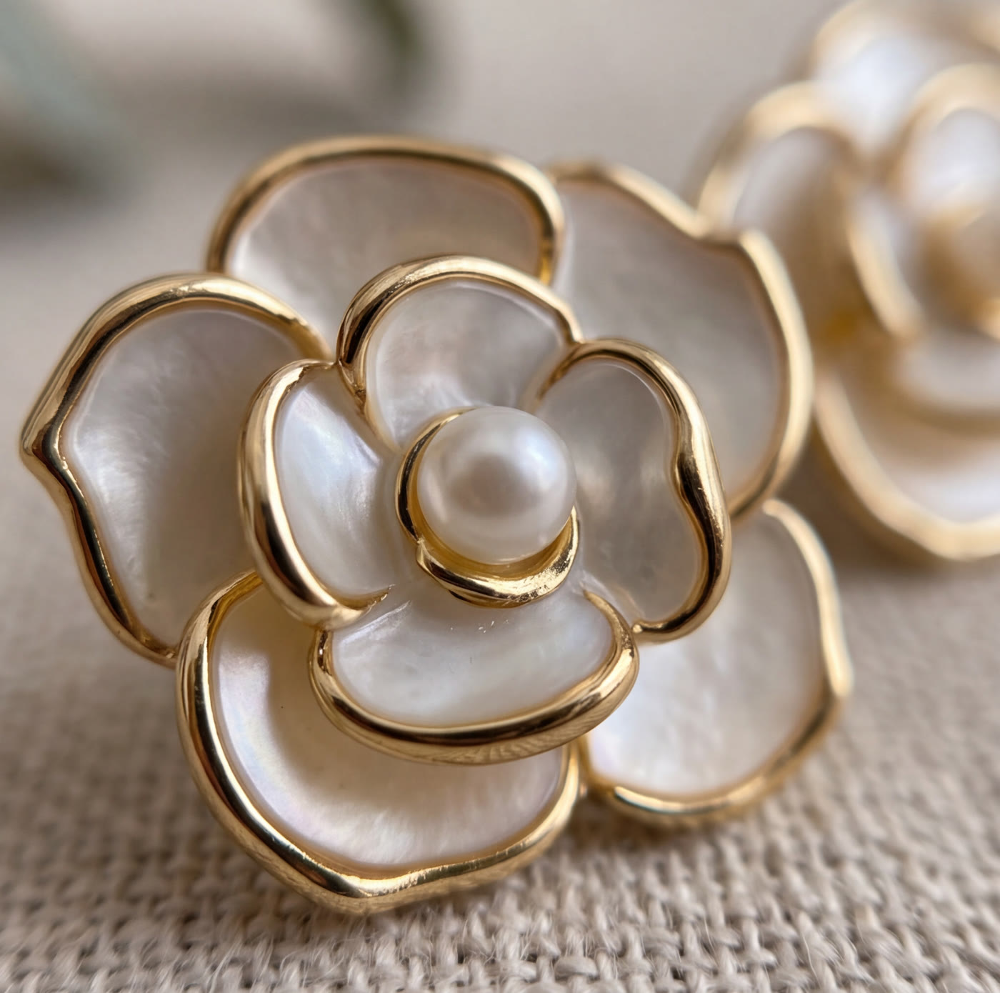 BRINCO FORMATO FLOR EM MADRE PÉROLA BANHADO A OURO - Imagem 4